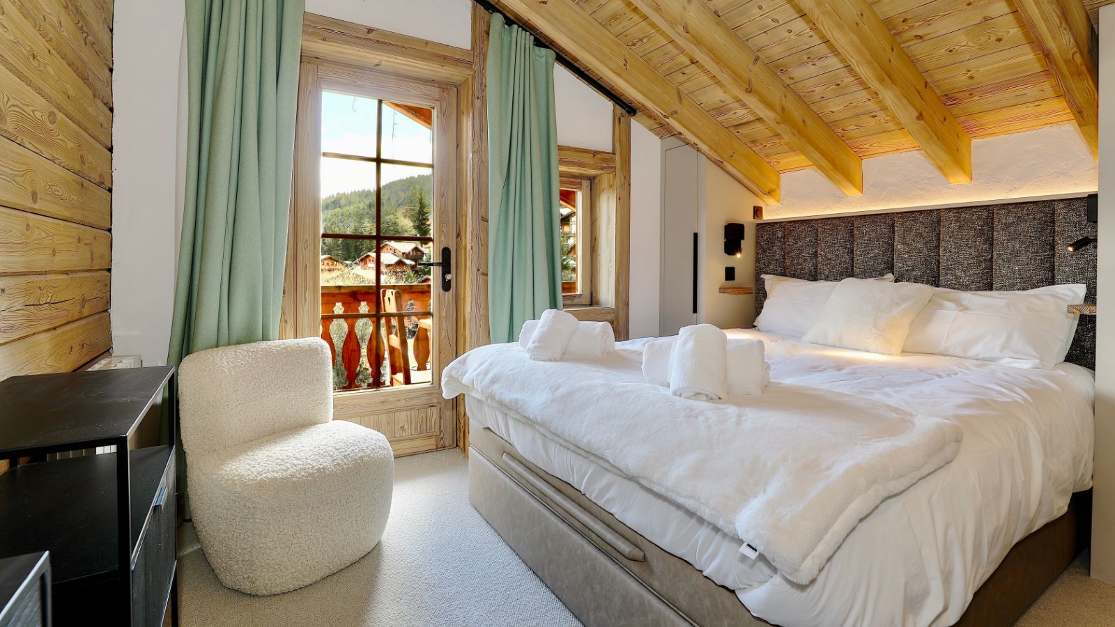 luxury-ski-chalet-aurelia-oxfordski-bedroom2.jpeg