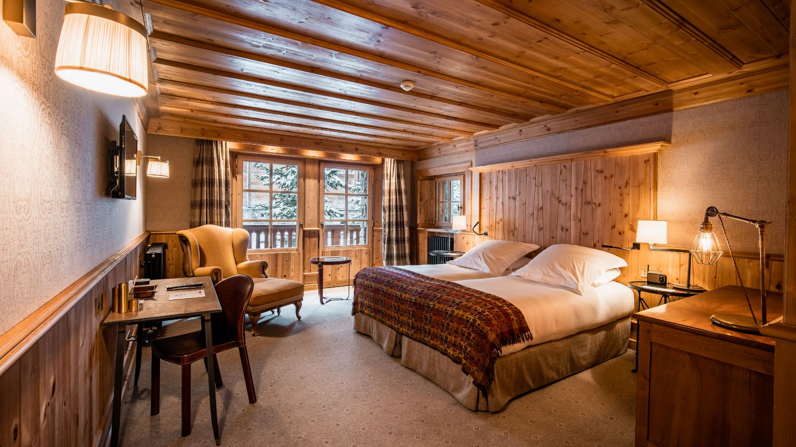 Luxury-Ski-chalet-Val d'Isere- Chalet Ambre-Oxford-Ski-Bedroom(1).jpg