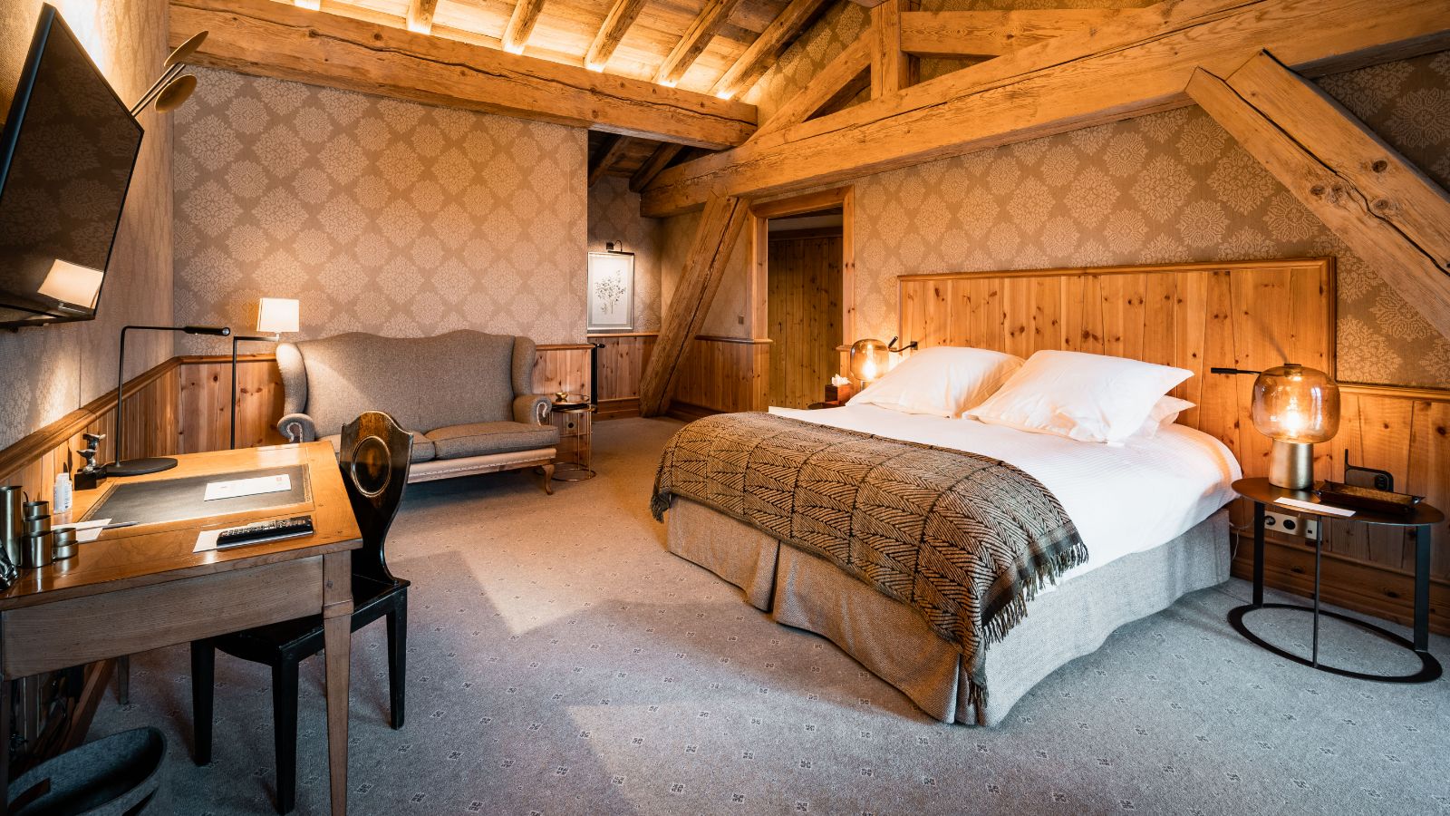 Luxury-Ski-chalet-Val d'Isere- Chalet Ambre-Oxford-Ski-Bedroom(2).jpg