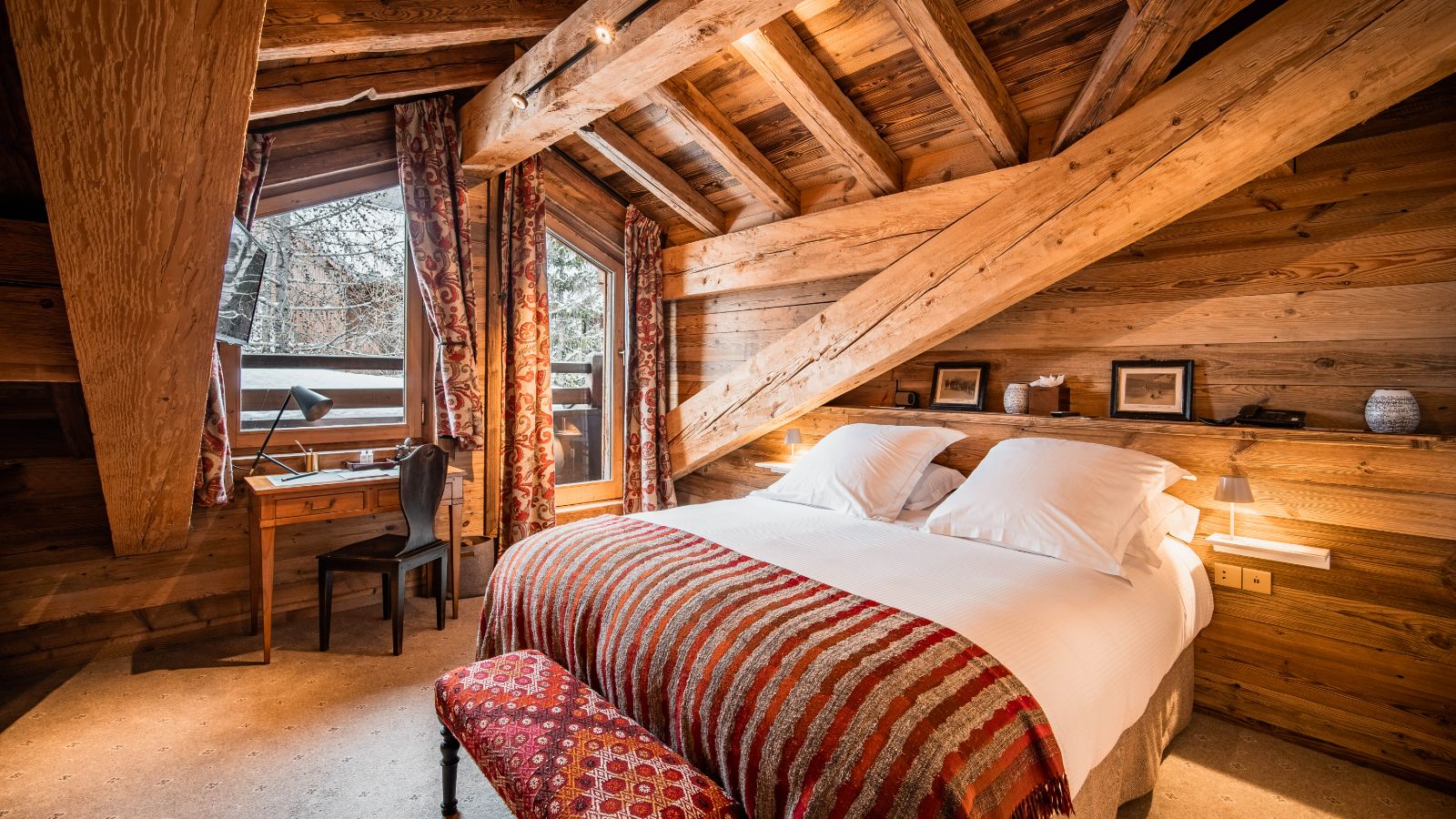 Luxury-Ski-chalet-Val d'Isere- Chalet Ambre-Oxford-Ski-Bedroom(3).jpg
