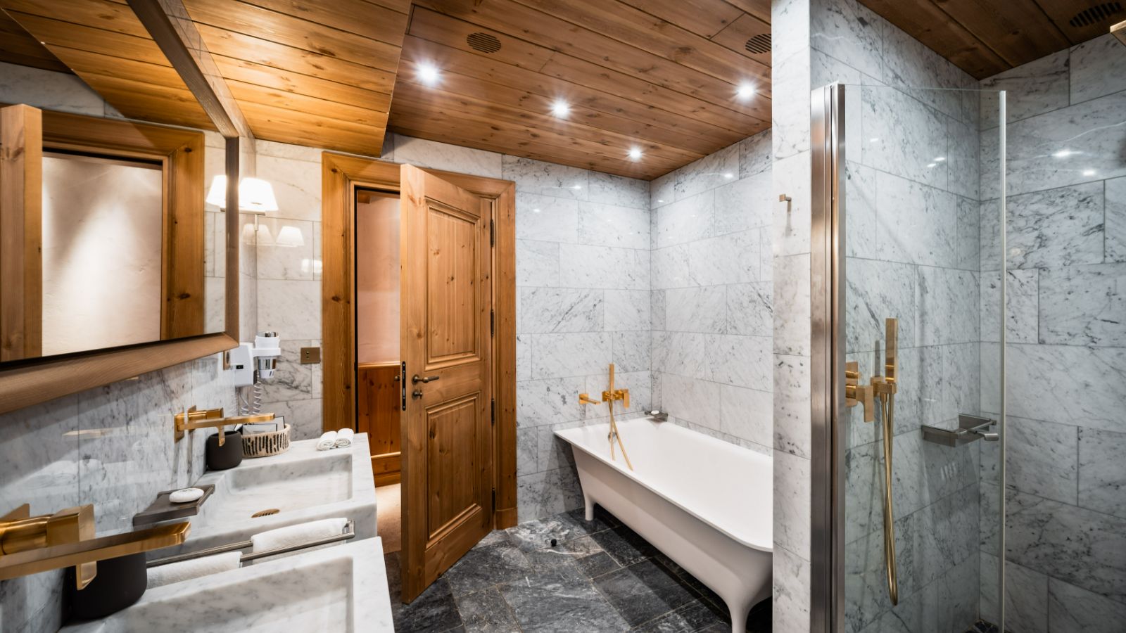 Luxury-Ski-chalet-Val d'Isere- Chalet Ambre-Oxford-Ski-Bathroom(1).jpg