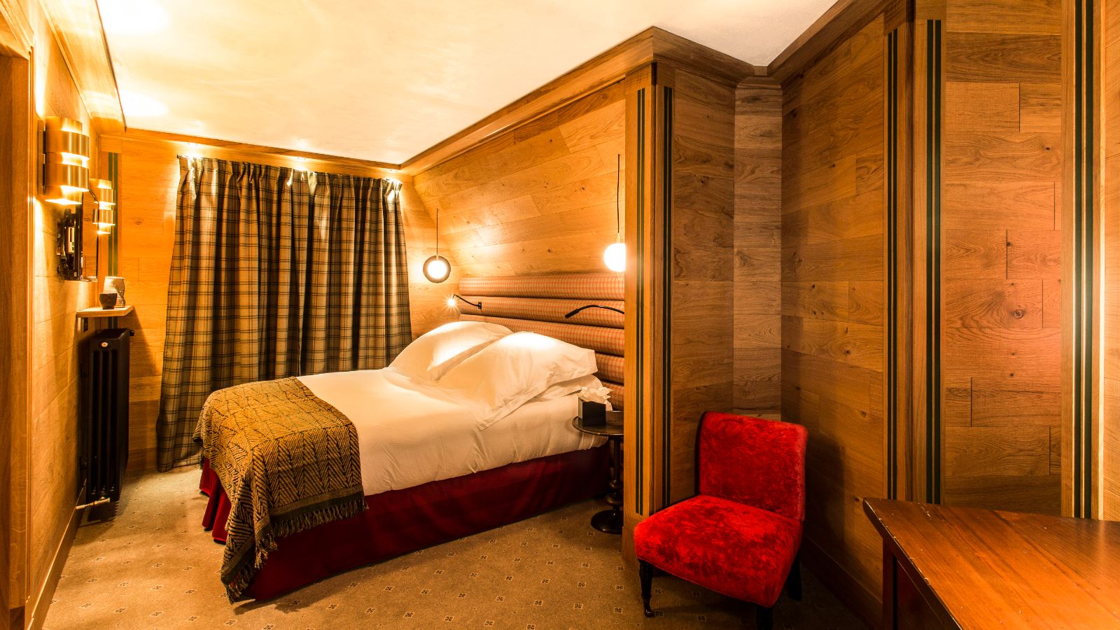 Luxury-Ski-chalet-Val d'Isere- Chalet Chene-Oxford-Ski-Bedroom(2).jpg