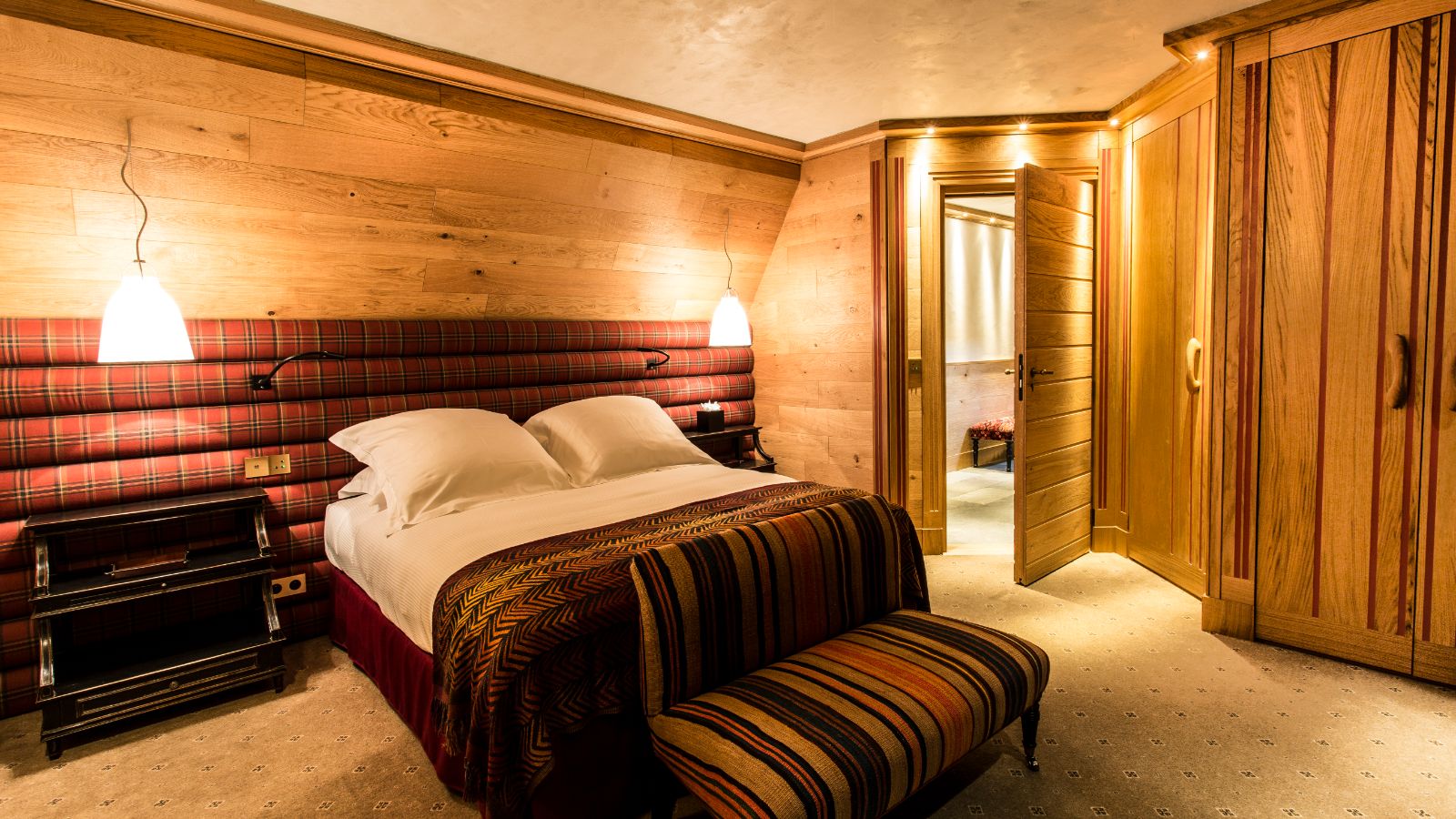 Luxury-Ski-chalet-Val d'Isere- Chalet Chene-Oxford-Ski-Bedroom(3).jpg