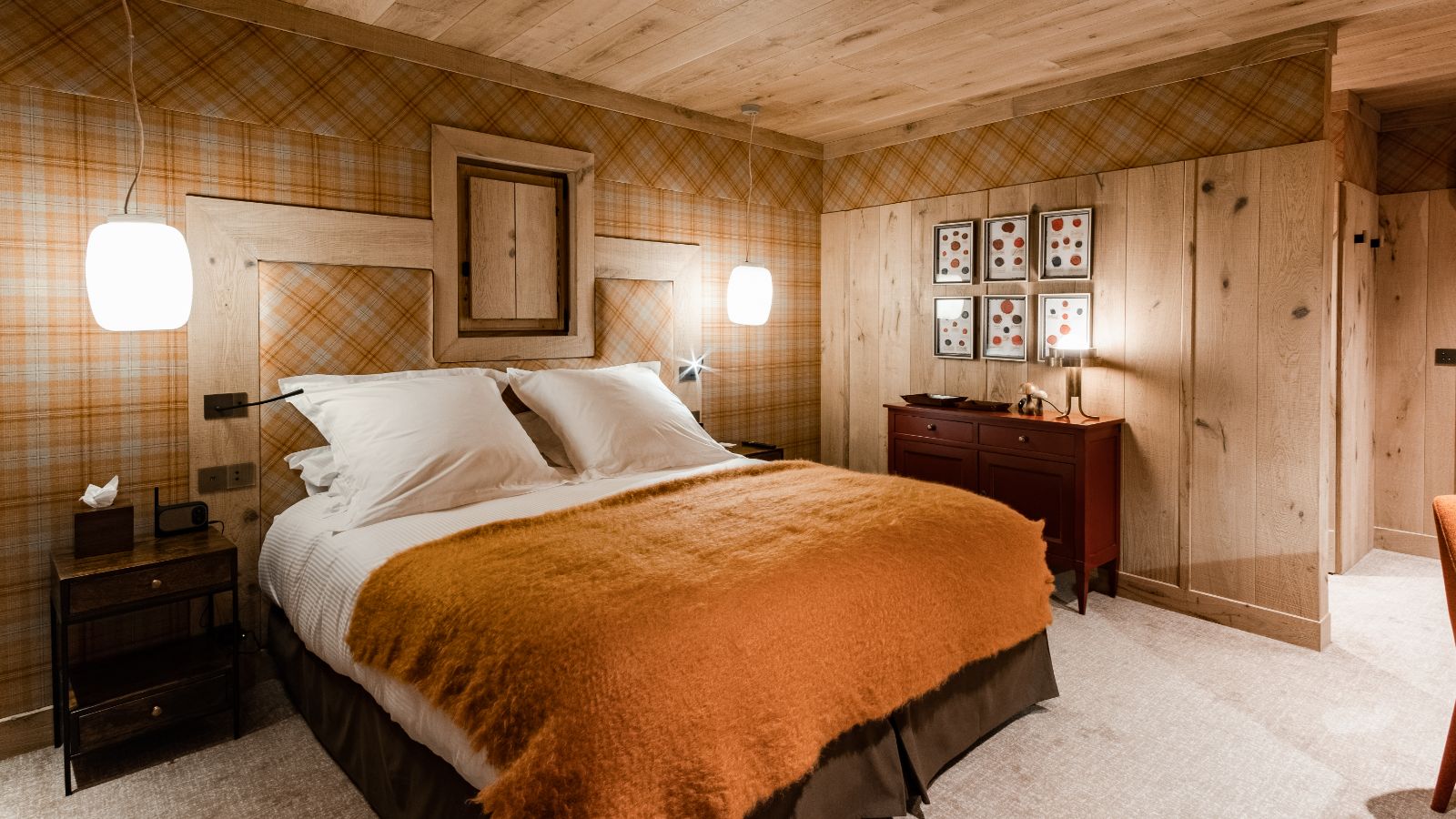 Luxury-Ski-chalet-Val d'Isere- Chalet La Grange-Oxford-Ski-Bedroom(1).jpg