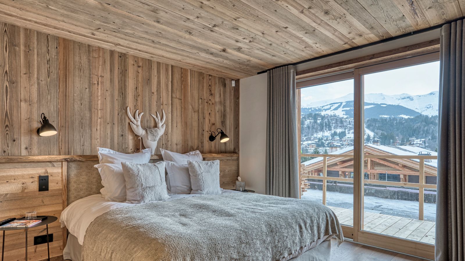Luxury-ski-chalet-osc-141-bedroom2.jpg