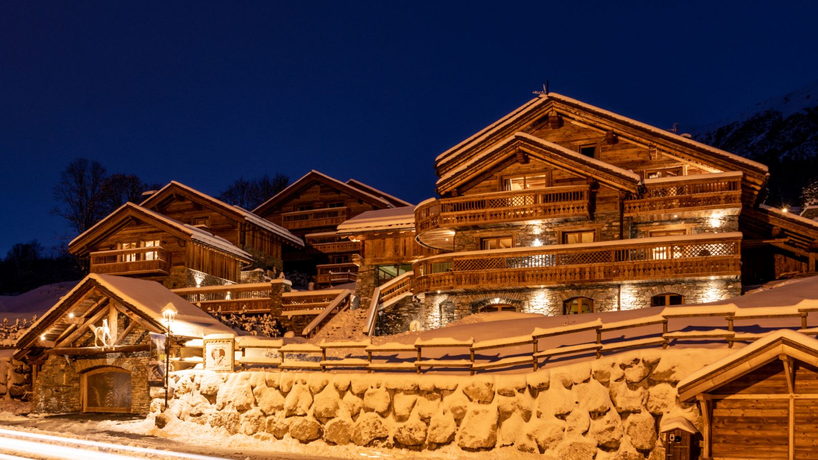 Luxury-ski-chalet-osc-cheval-blanc-exterior-night.jpg