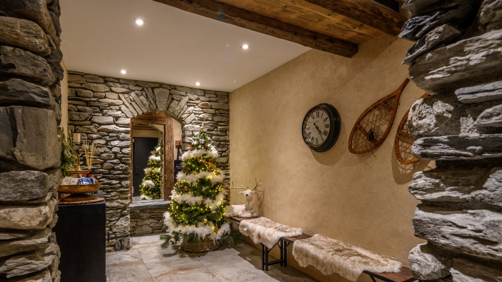 Luxury-ski-chalet-osc-cheval-blanc-hall.jpg