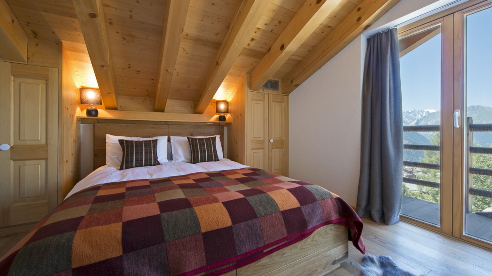 Luxury-Ski-Chalet-Verbier-Marais-Rouge-Oxford-Ski-Bedroom (1).jpg