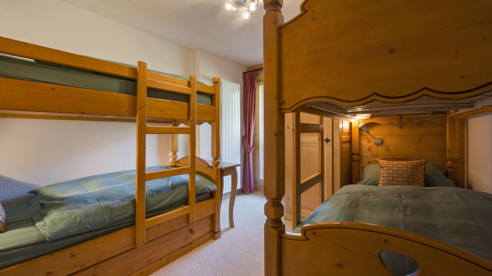 Luxury-Ski-Chalet-Verbier-La-Siesta-Oxford-Ski-Bedroom (7).jpg