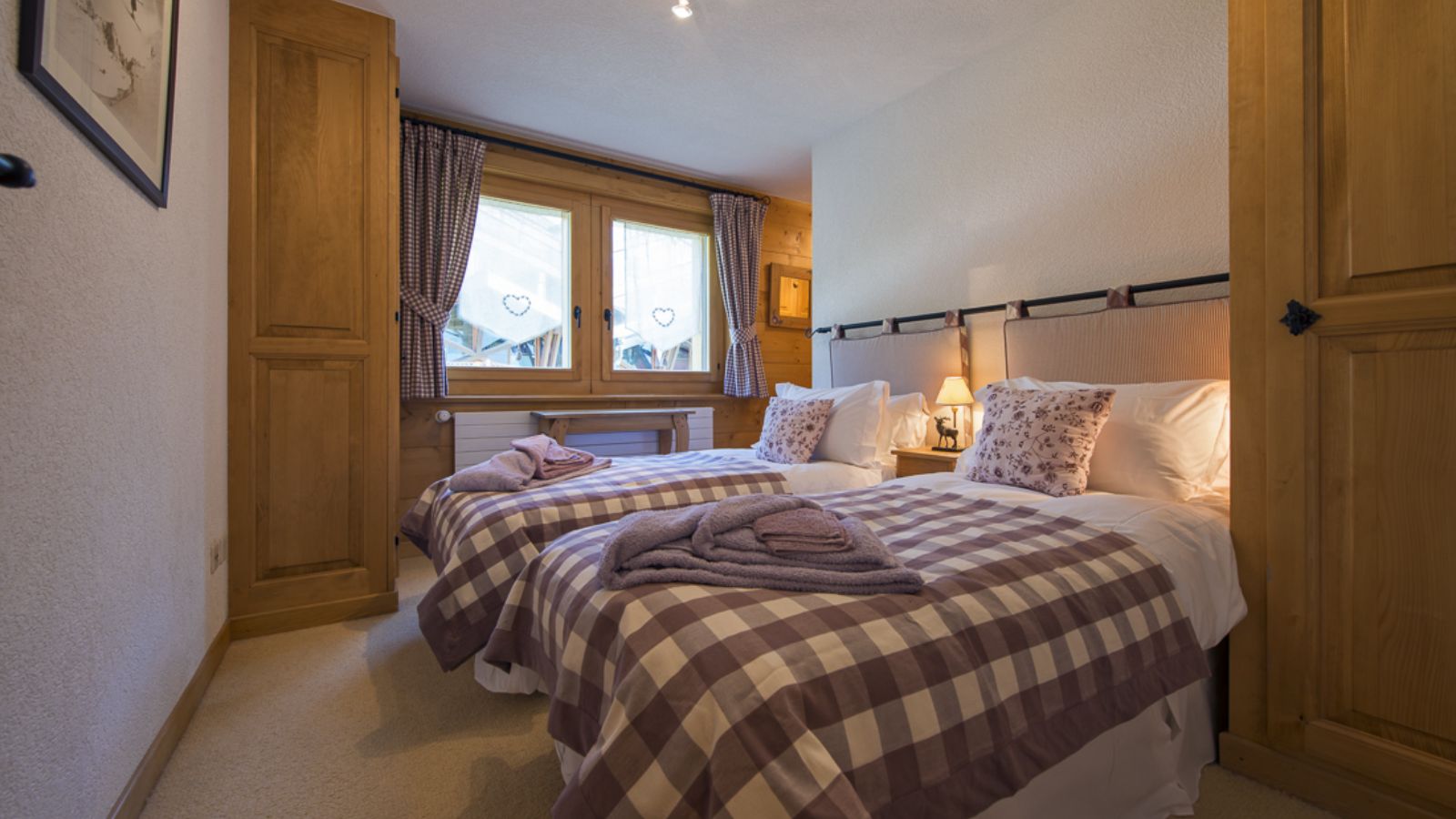 Luxury-Ski-Chalet-Verbier-La-Siesta-Oxford-Ski-Bedroom (10).jpg