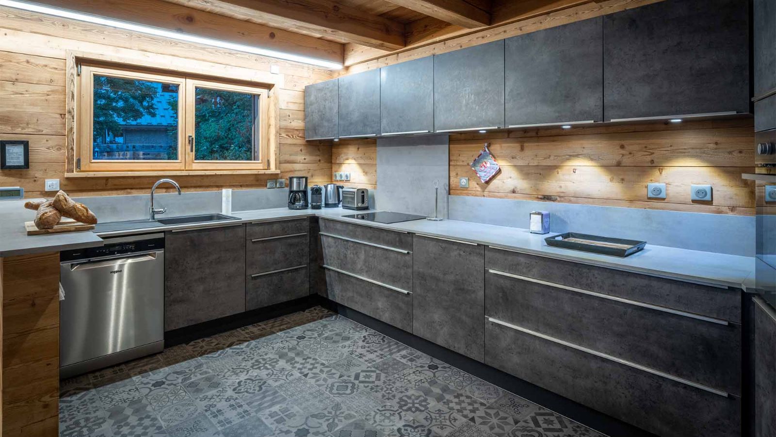 luxury-ski-chalet-woodpecker-kitchen.jpg