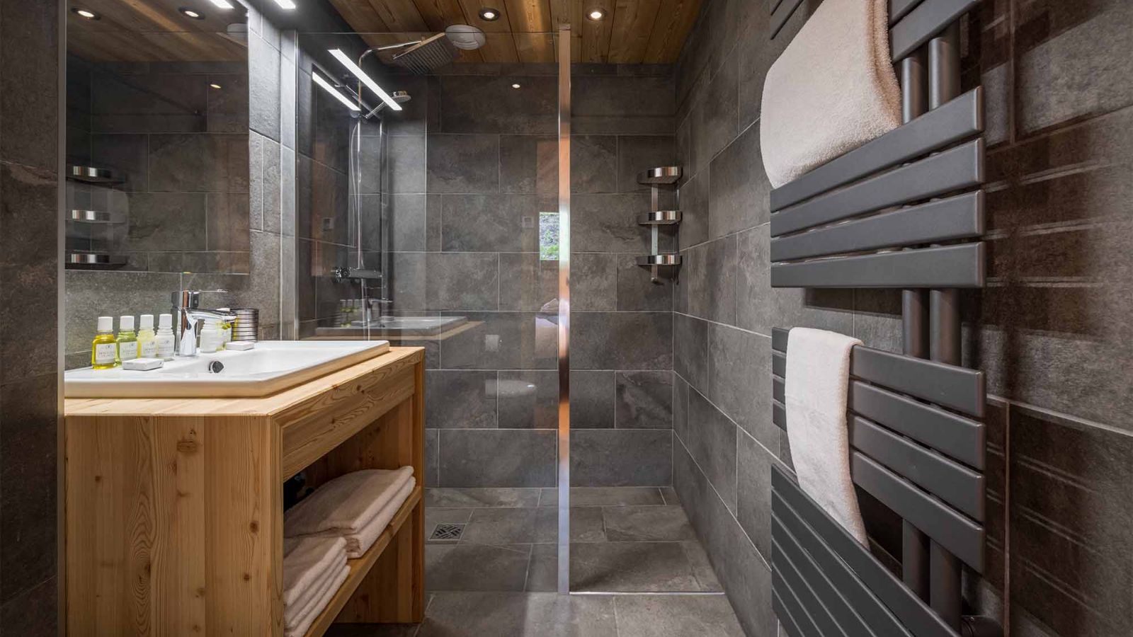luxury-ski-chalet-woodpecker- bathroom.jpg