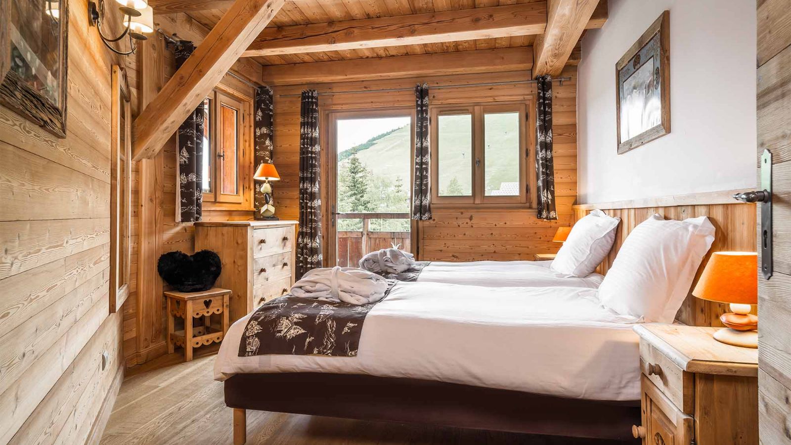 luxury-ski-chalet-chapelle- bed 3.jpg