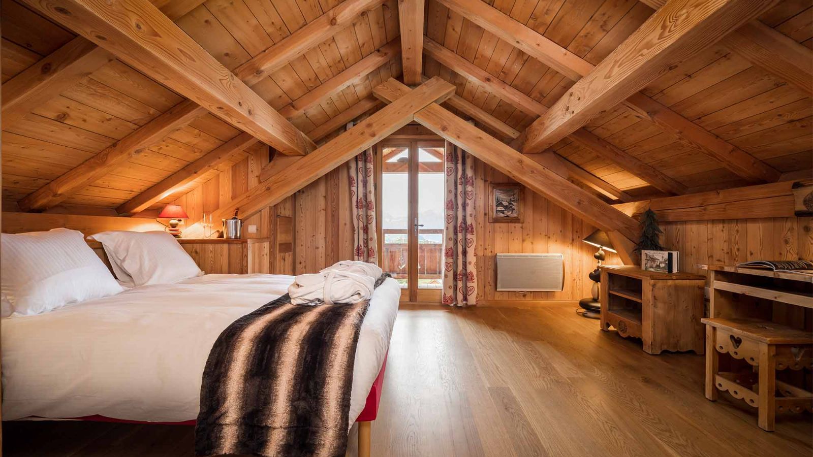 luxury-ski-chalet-chapelle- bed4.jpg