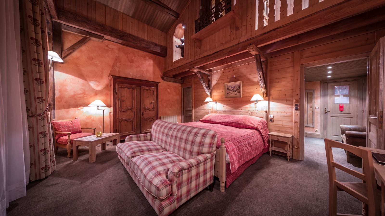 FAMILY SUITE SOUTH-EAST FACING - MASTER BEDROOM.jpg