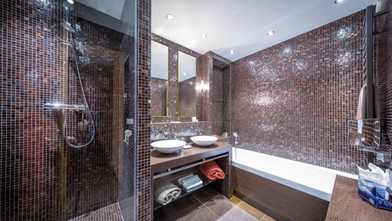 JUNIOR SUITE WEST FACING - BATHROOM.jpg