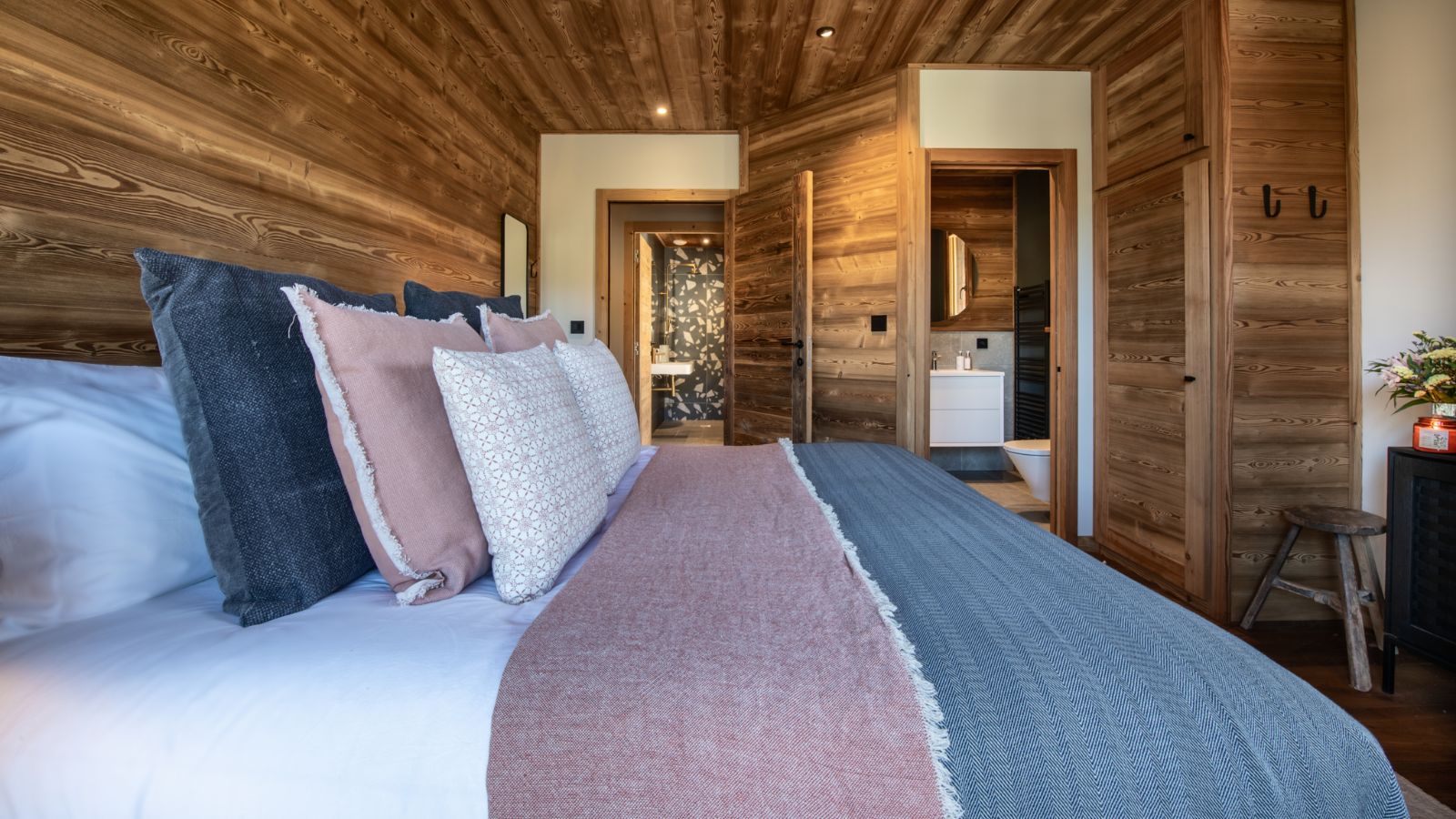 Luxury-ski-chalet-morzine-osc-xanadu-bed3.jpg