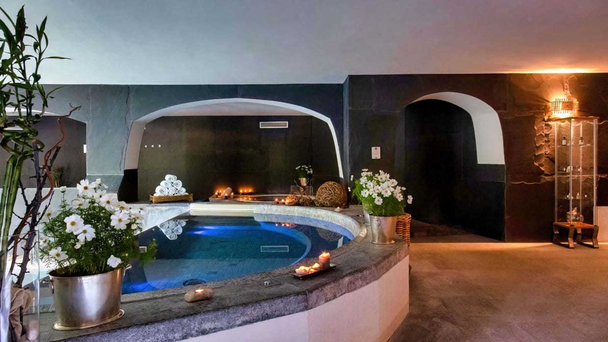 Luxury-ski-hotel-Cervina-St Hubertus-Oxford-Ski-Hot tub.jpg