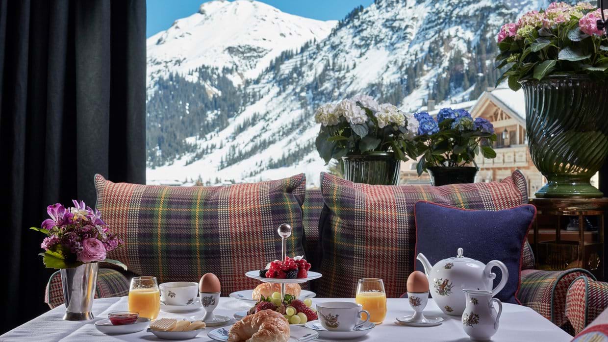 luxury-ski-hotel-Lech-Hotel Kristiania-OxfordSki-sofa.jpg