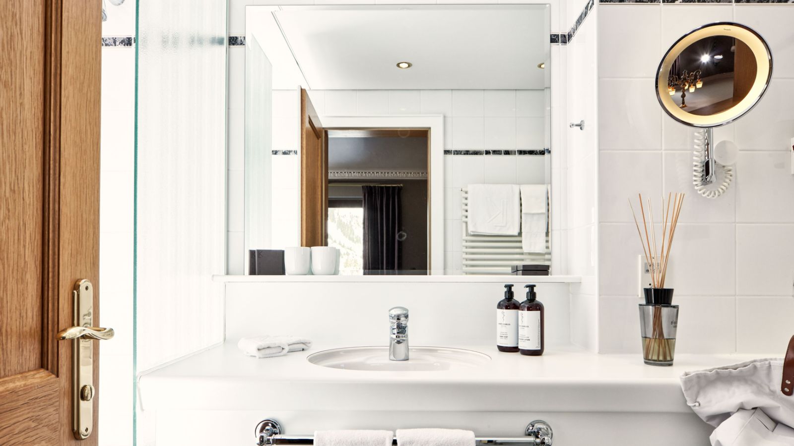 Luxury-ski-hotel-Lech-Hotel Kristiania-Oxford-Ski-Bathroom.jpg