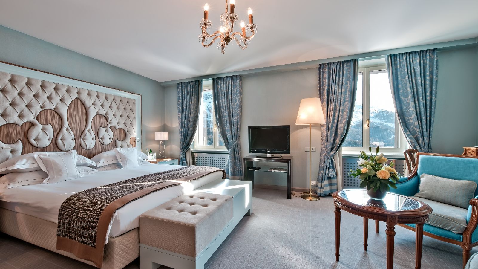 Luxury-ski-hotel-St. Moritz-Carlton Hotel-Oxford-Ski-Bedroom(3).jpg