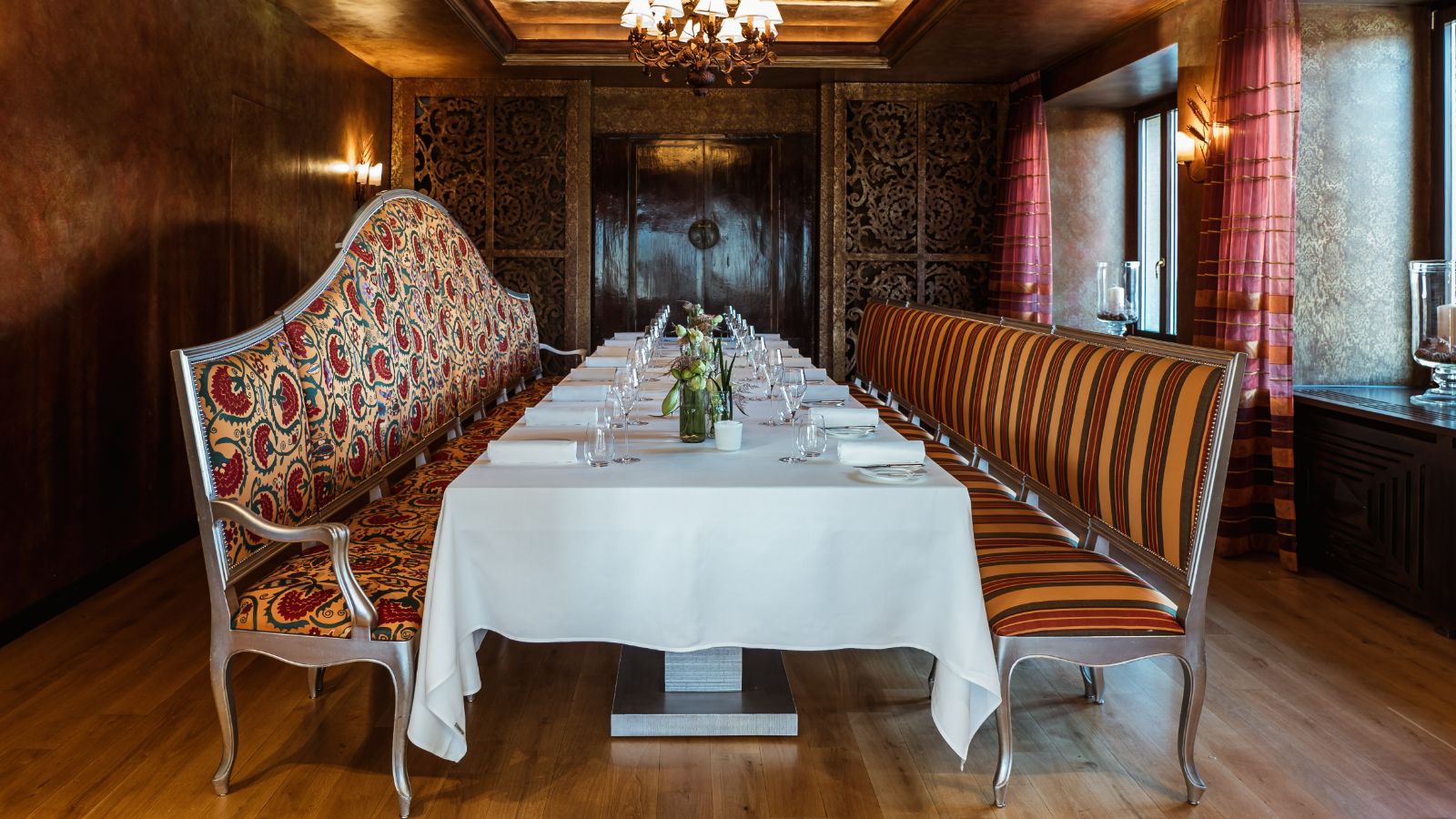 Luxury-ski-hotel-St. Moritz-Carlton Hotel-Oxford-Ski-Dinning table(1).jpg