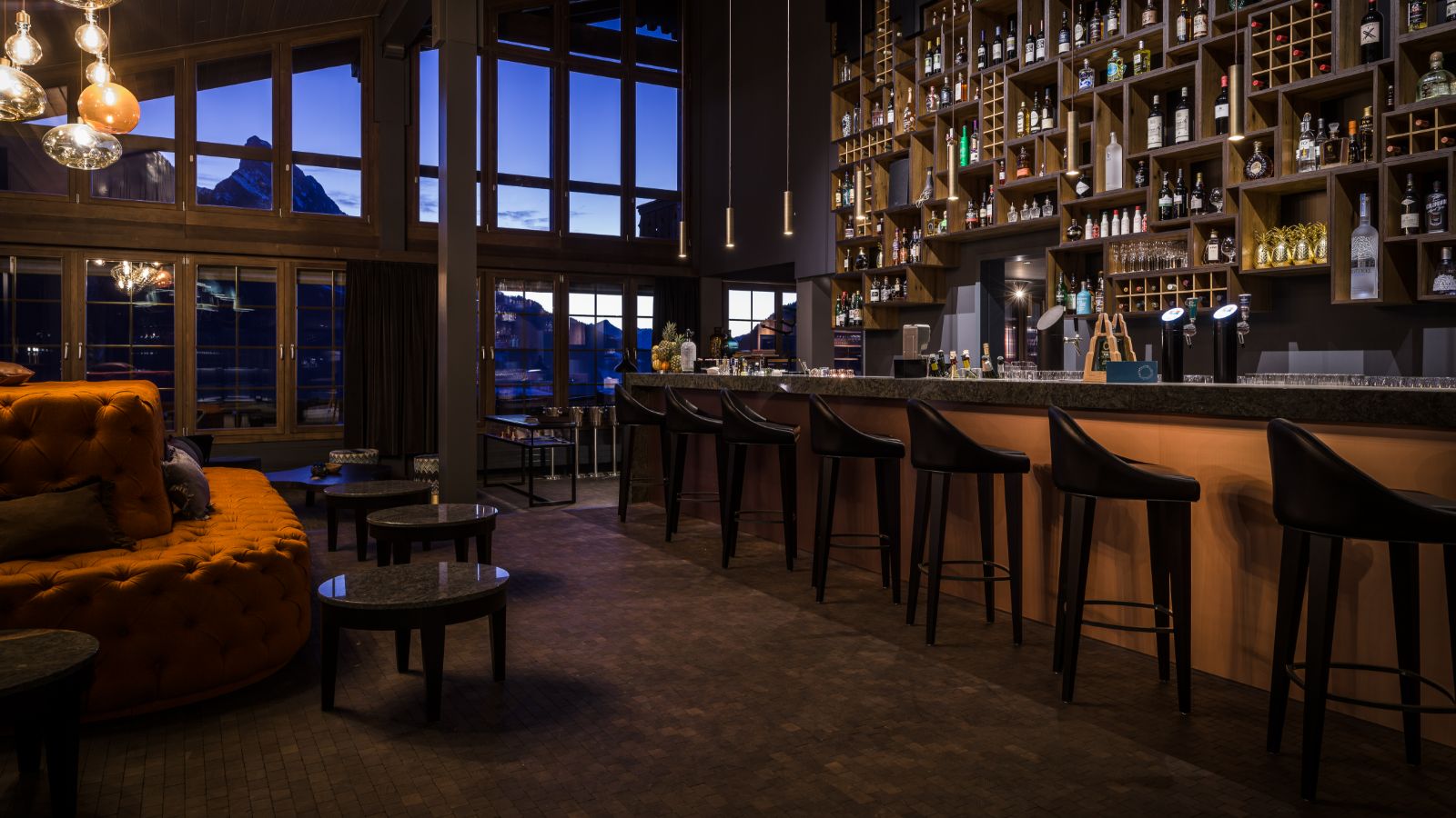 Luxury-ski-hotel-Gstaad-Hotel HUUS-Oxford-Ski-Bar.jpg