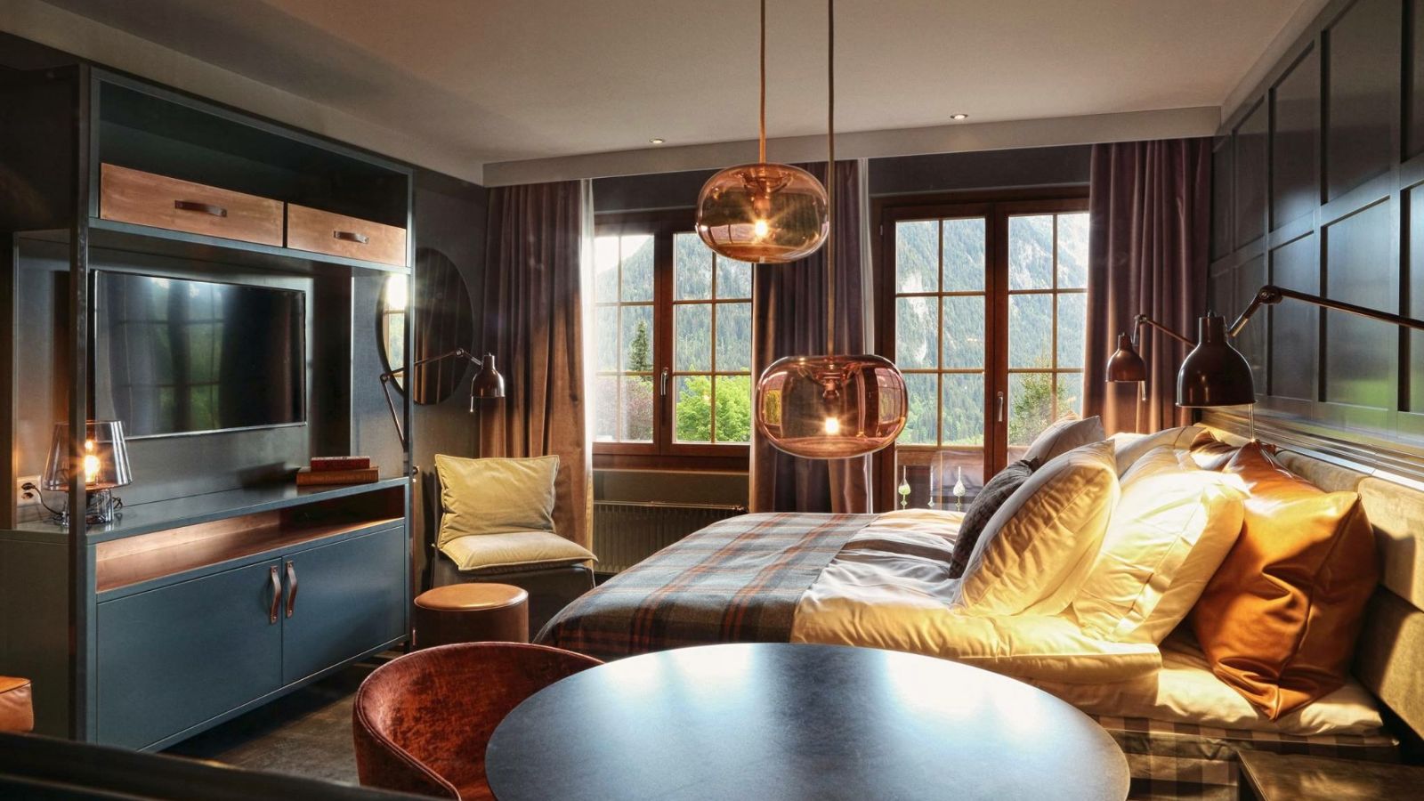 Luxury-ski-hotel-Gstaad-Hotel HUUS-Oxford-Ski-Bedroom 2.JPG