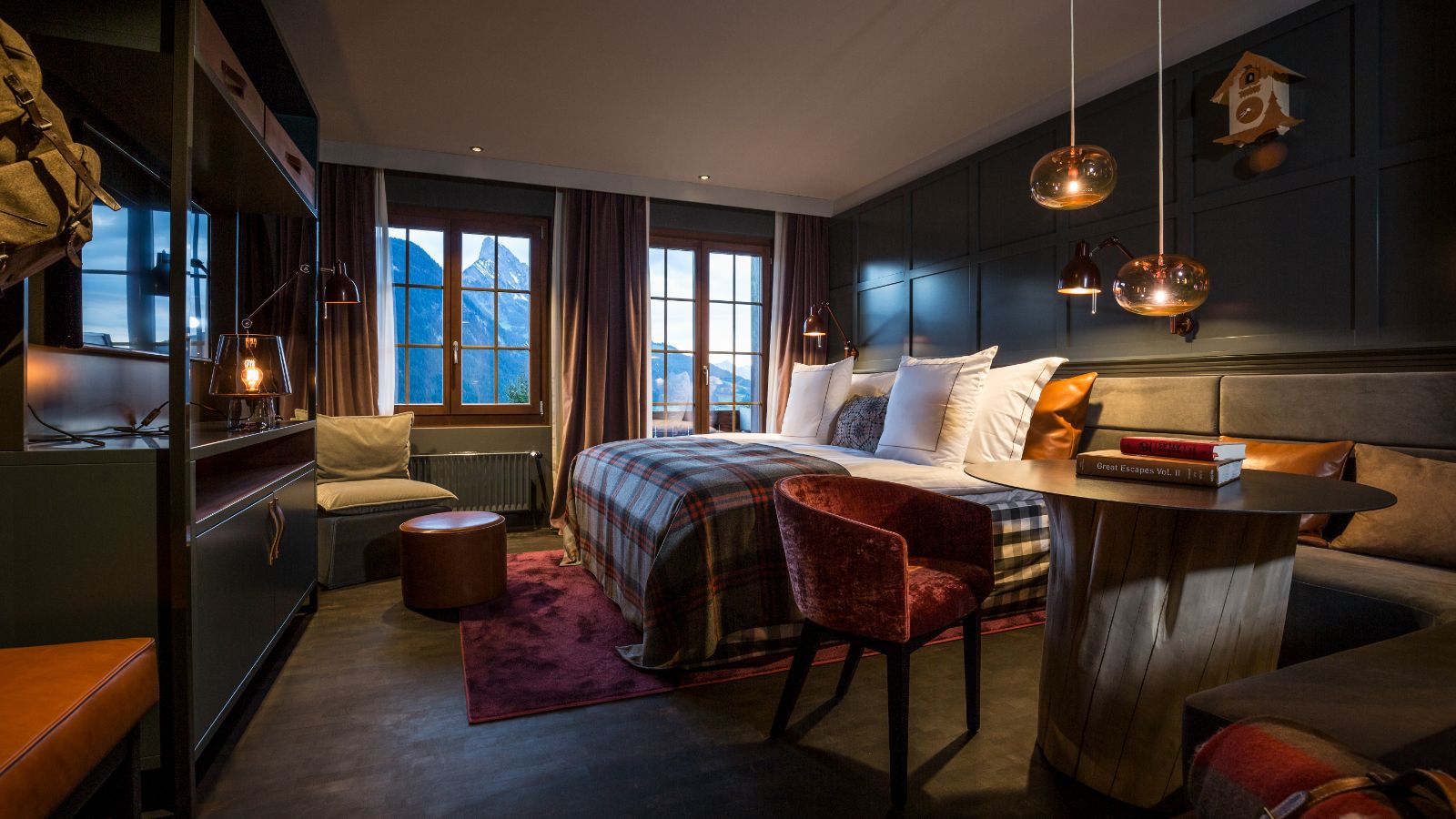 Luxury-ski-hotel-Gstaad-Hotel HUUS-Oxford-Ski-Bedroom.jpg