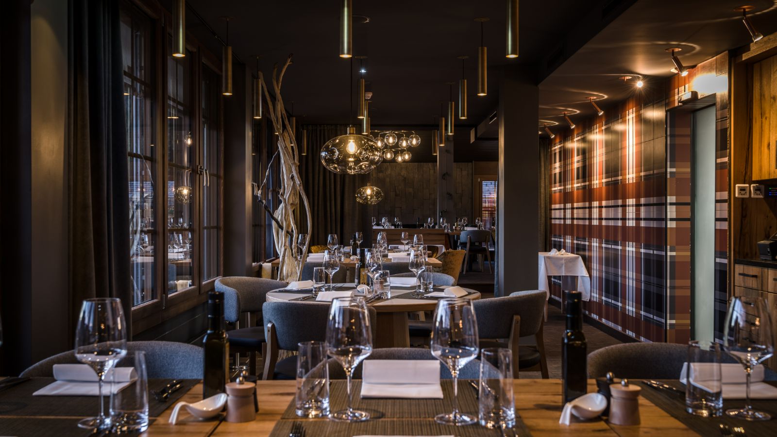 Luxury-ski-hotel-Gstaad-Hotel HUUS-Oxford-Ski-Restaurant .jpg