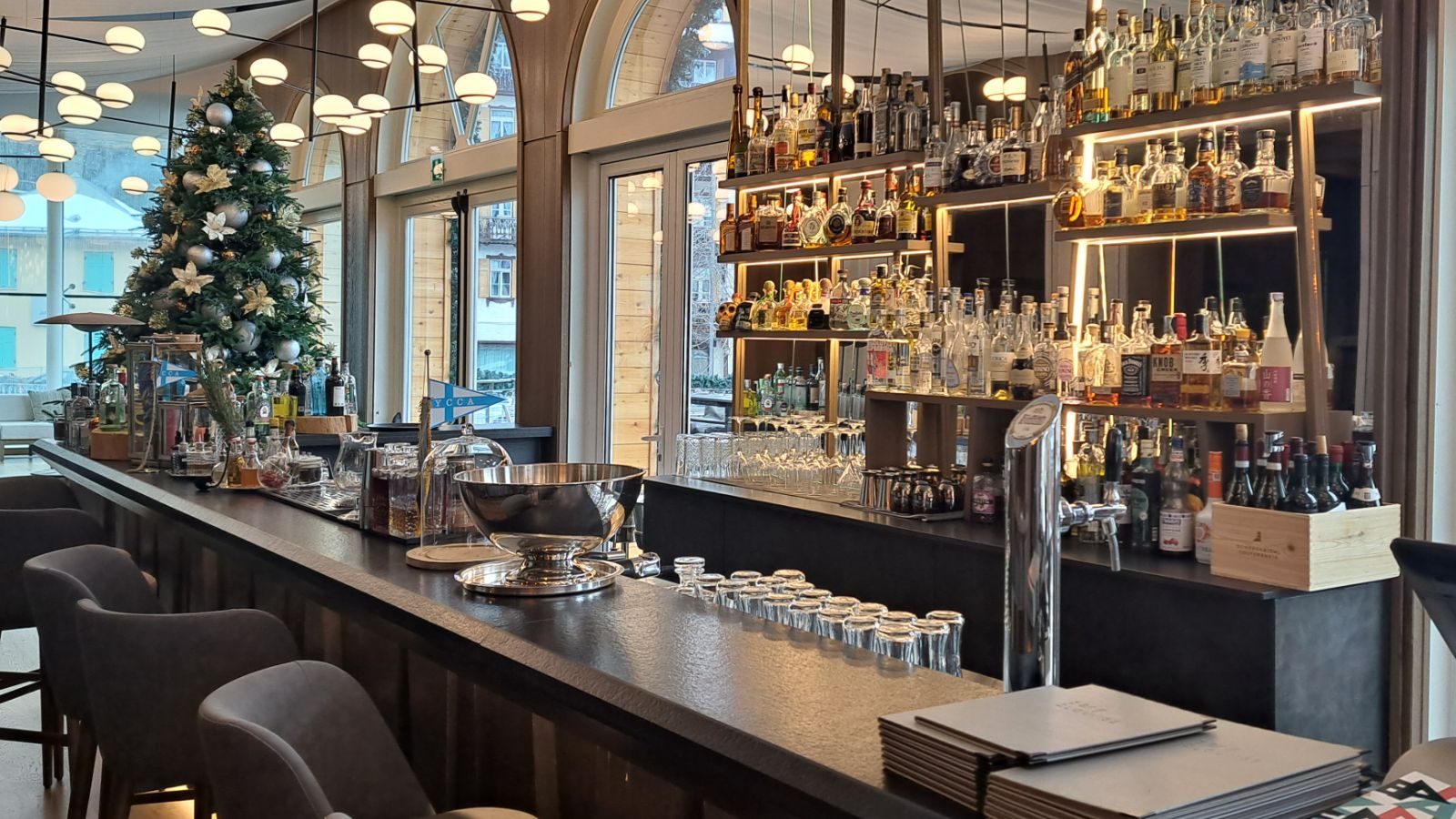 Luxury-ski-hotel-Cortina-Grand Hotel Savoia-Oxford-Ski-Bar.jpg