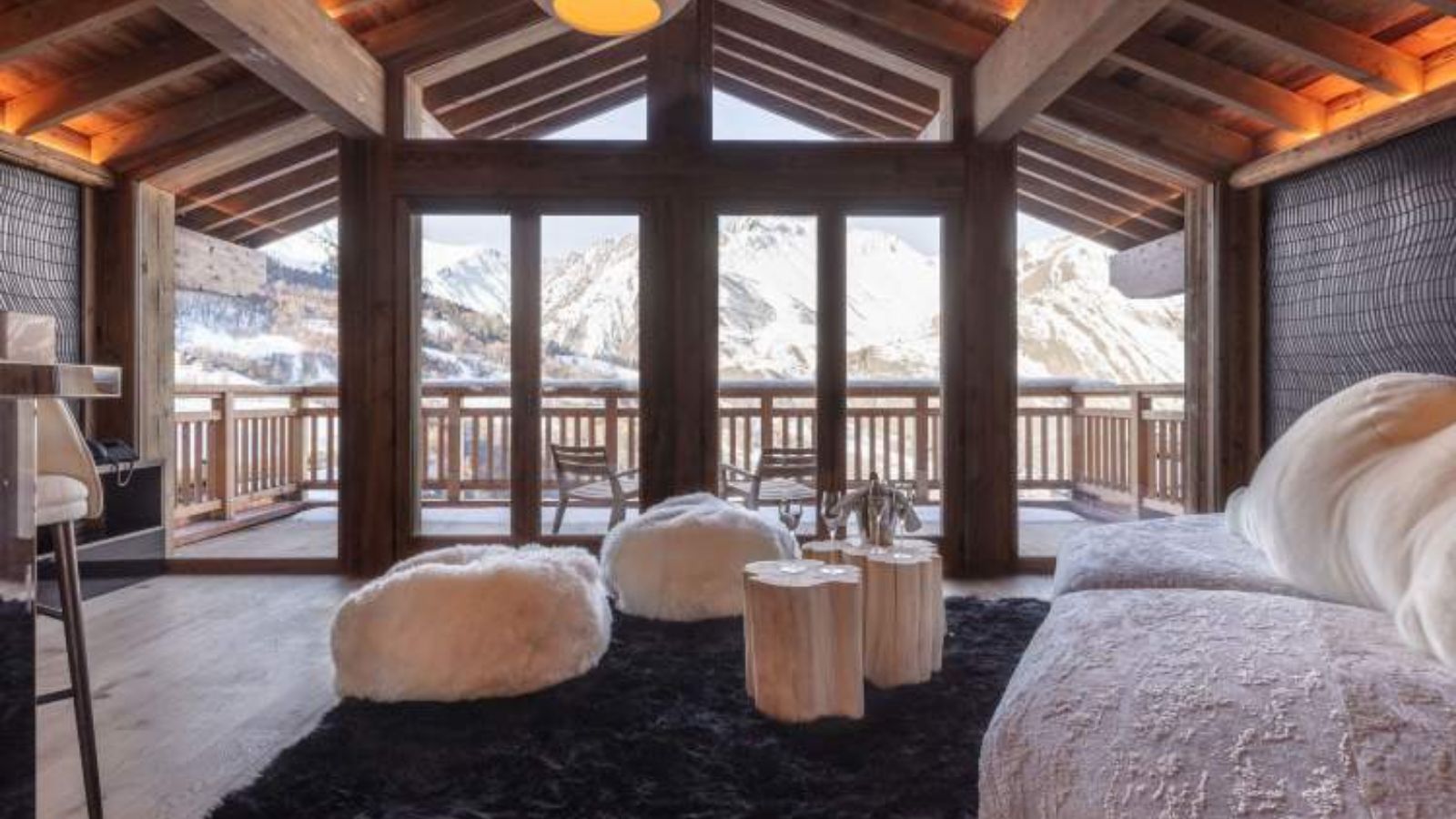luxury-ski-hotel-mlodge-stmartin-oxfordski-livingroom.jpeg