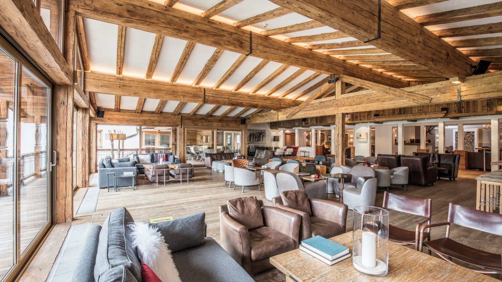 Luxury-ski-hotel-Kitzbuhel-Hotel Kitzhof-Oxford-Ski-Lounge(2).jpg