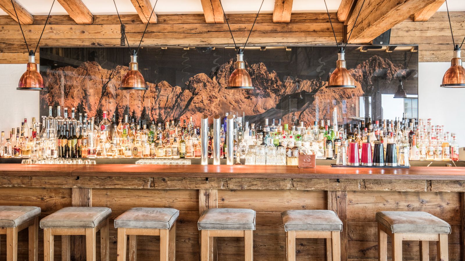 Luxury-ski-hotel-Kitzbuhel-Hotel Kitzhof-Oxford-Ski-Bar.jpg