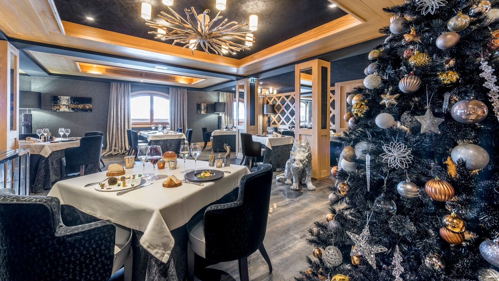Luxury-ski-hotel-Meribel-Le Kaila-Oxford-Ski-Restaurant(2).jpg