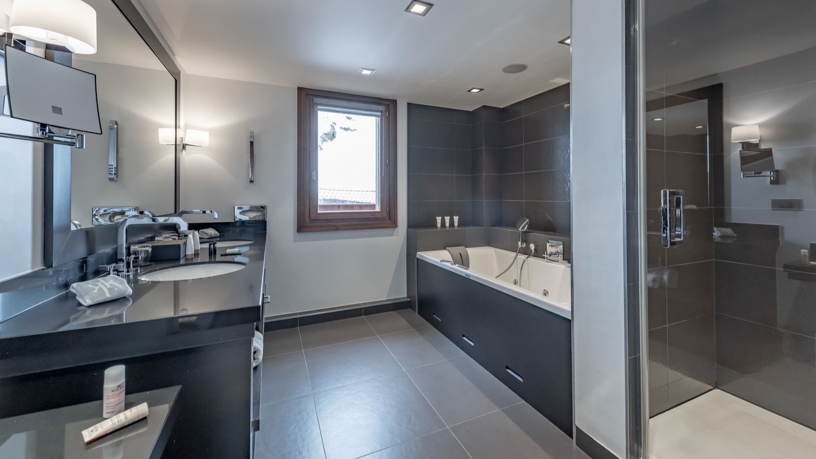 Luxury-ski-hotel-Meribel-Le Kaila-Oxford-Ski-Bathroom(3).jpg