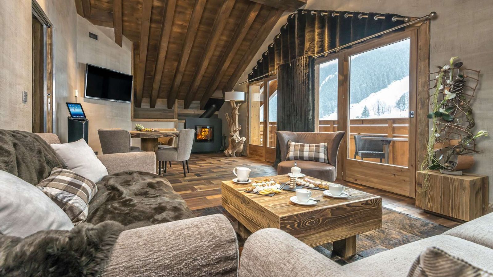 Luxury-ski-hotel-Meribel-Le Kaila-Oxford-Ski-Lounge(3).jpg