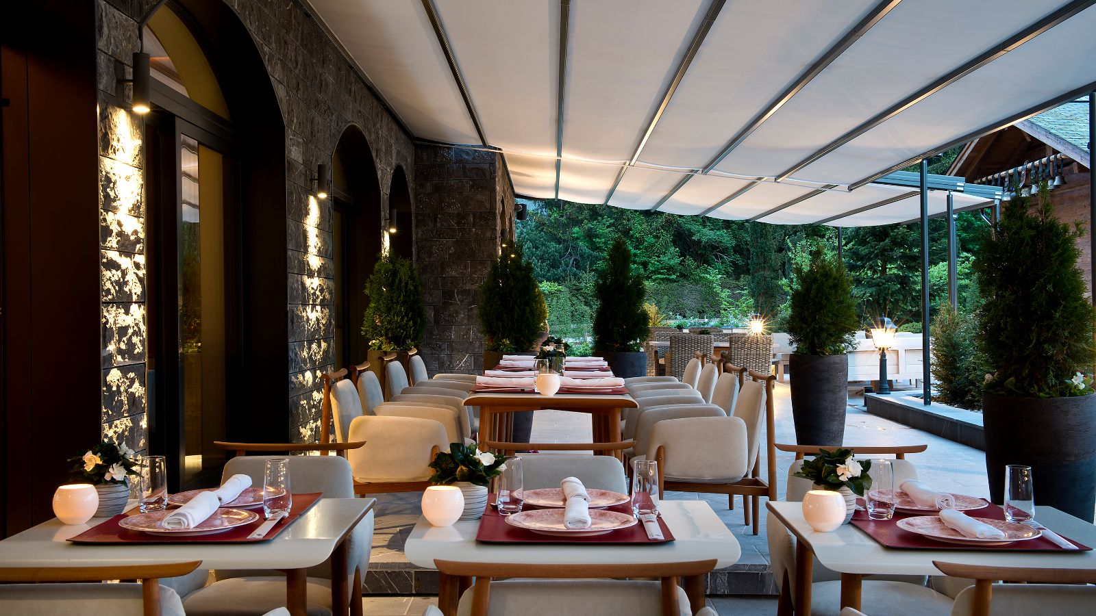 Luxury-ski-hotel-Gstaad-The Alpina Gstaad-Oxford-Ski-Eating area .jpg