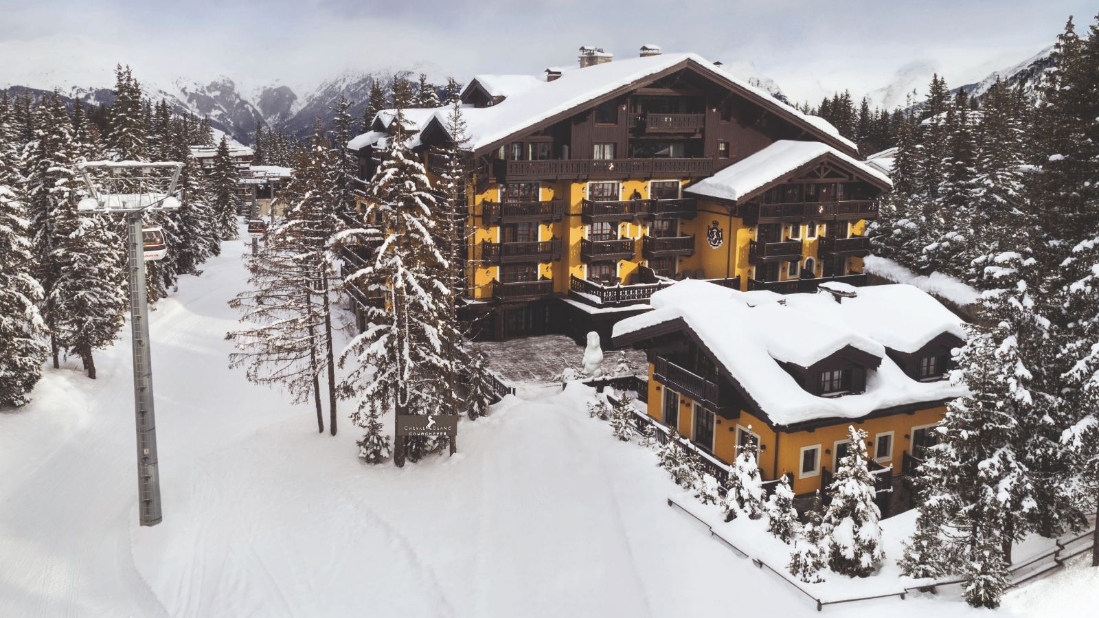 Oxford-Ski-Courchevel-Cheval-Blanc-Outside 1.JPG