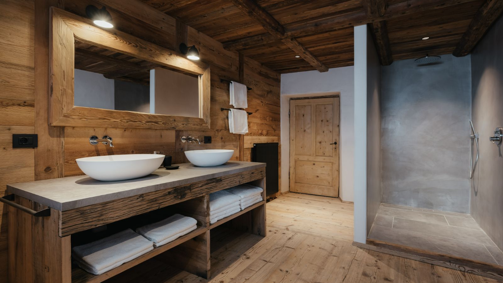 Luxury-ski-chalet-Dolomites-Casa Tra Cime-oxford-ski-Bathroom(1).jpg