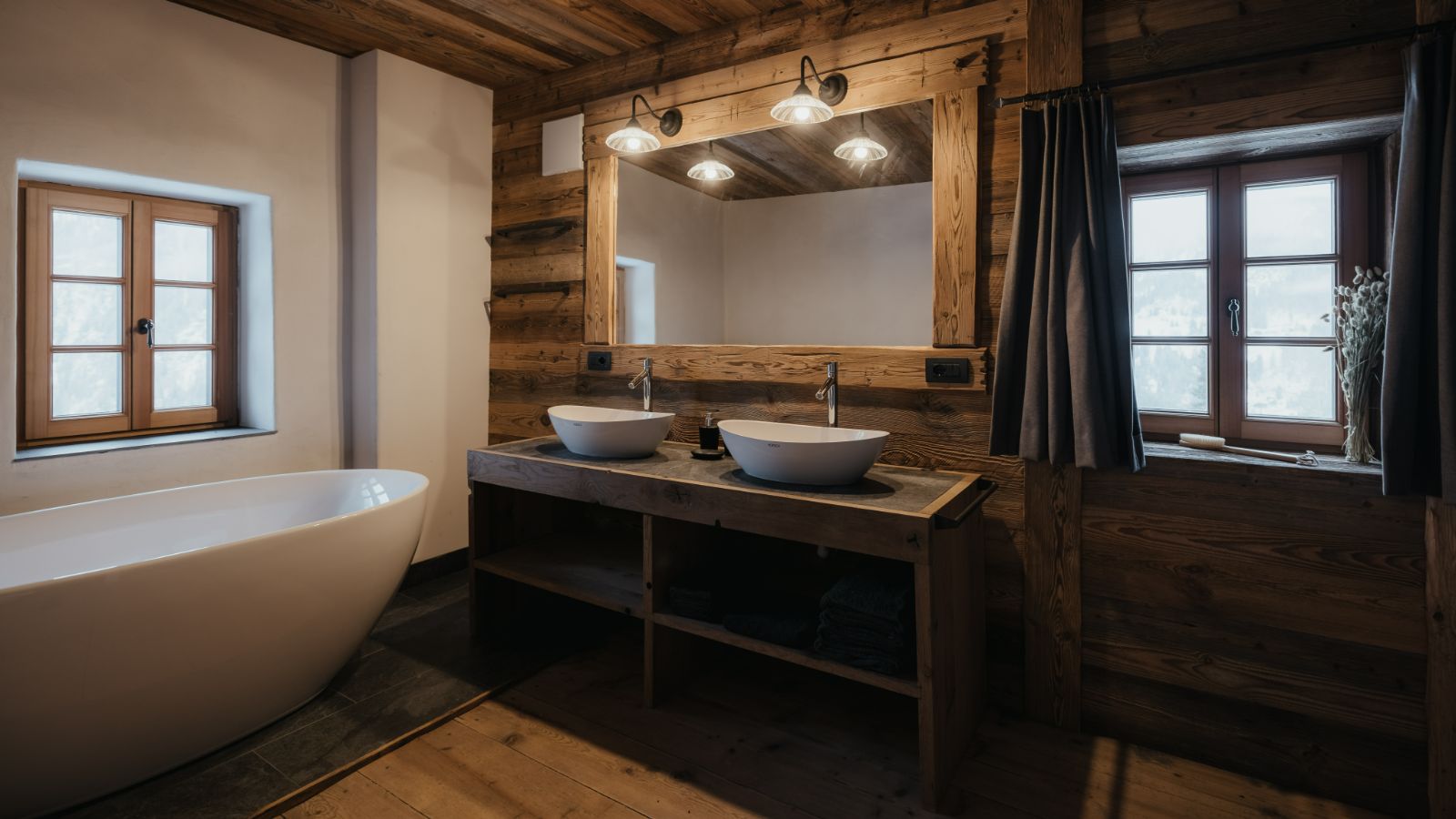 Luxury-ski-chalet-Dolomites-Casa Tra Cime-oxford-ski-Bathroom(2).jpg