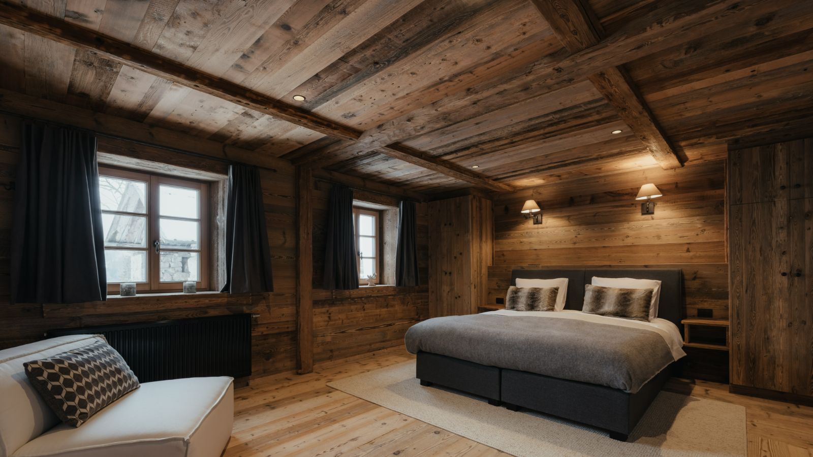 Luxury-ski-chalet-Dolomites-Casa Tra Cime-oxford-ski-Bedroom(1).jpg