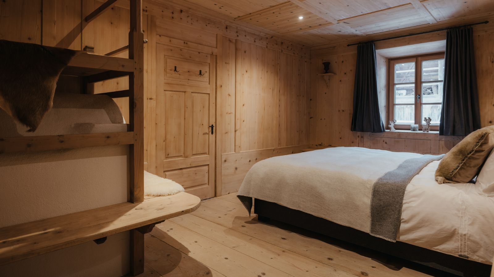 Luxury-ski-chalet-Dolomites-Casa Tra Cime-oxford-ski-Bedroom(2).jpg
