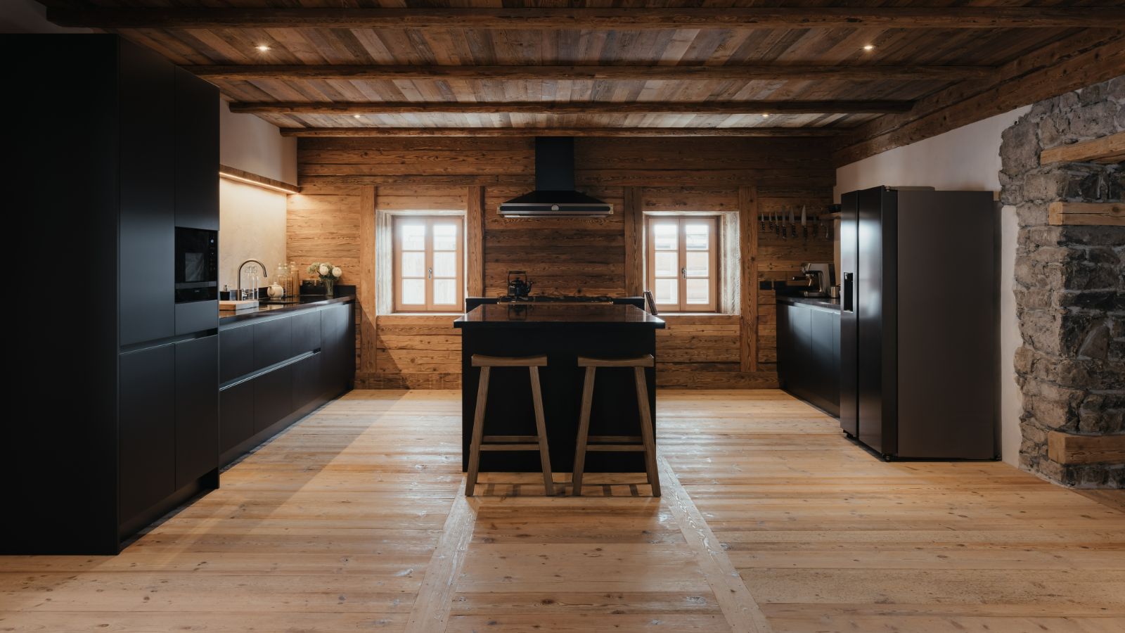 Luxury-ski-chalet-Dolomites-Casa Tra Cime-oxford-ski-Kitchen.jpg