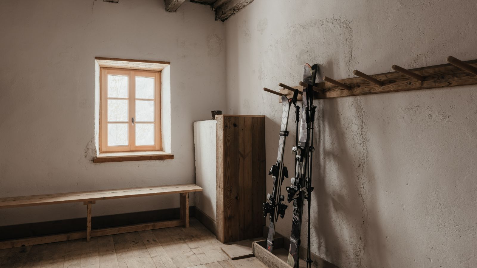 Luxury-ski-chalet-Dolomites-Casa Tra Cime-oxford-ski-Storage.jpg