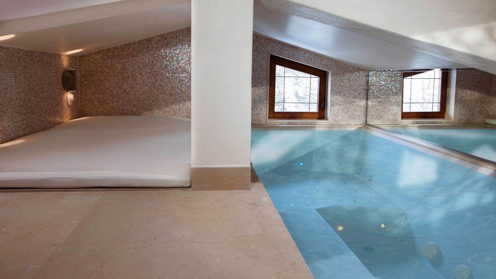 Luxury-ski-penthouse-lesairelles-oxfordski-pool.jpg