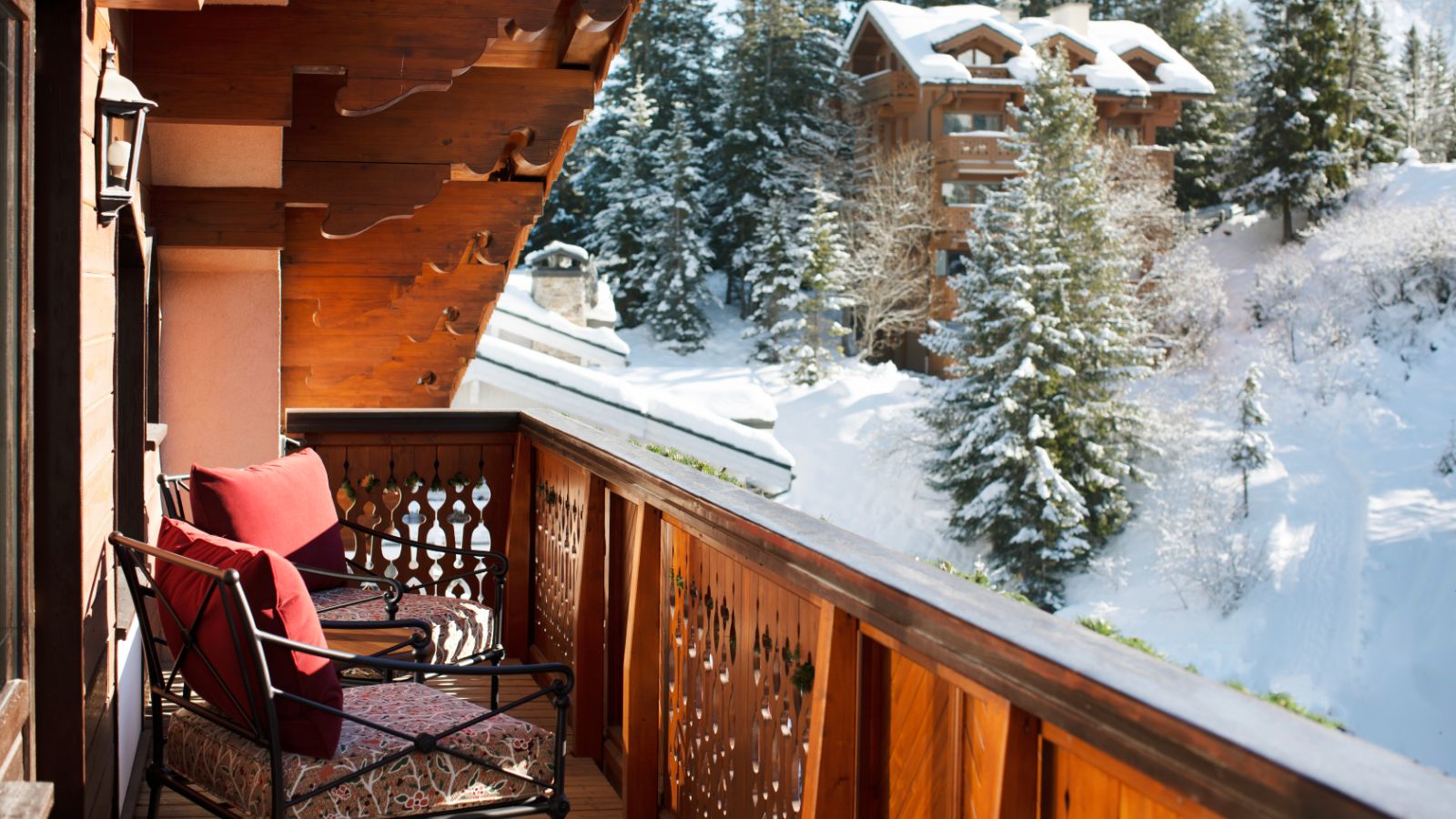 Luxury-ski-penthouse-lesairelles-oxfordski-balcony.jpg