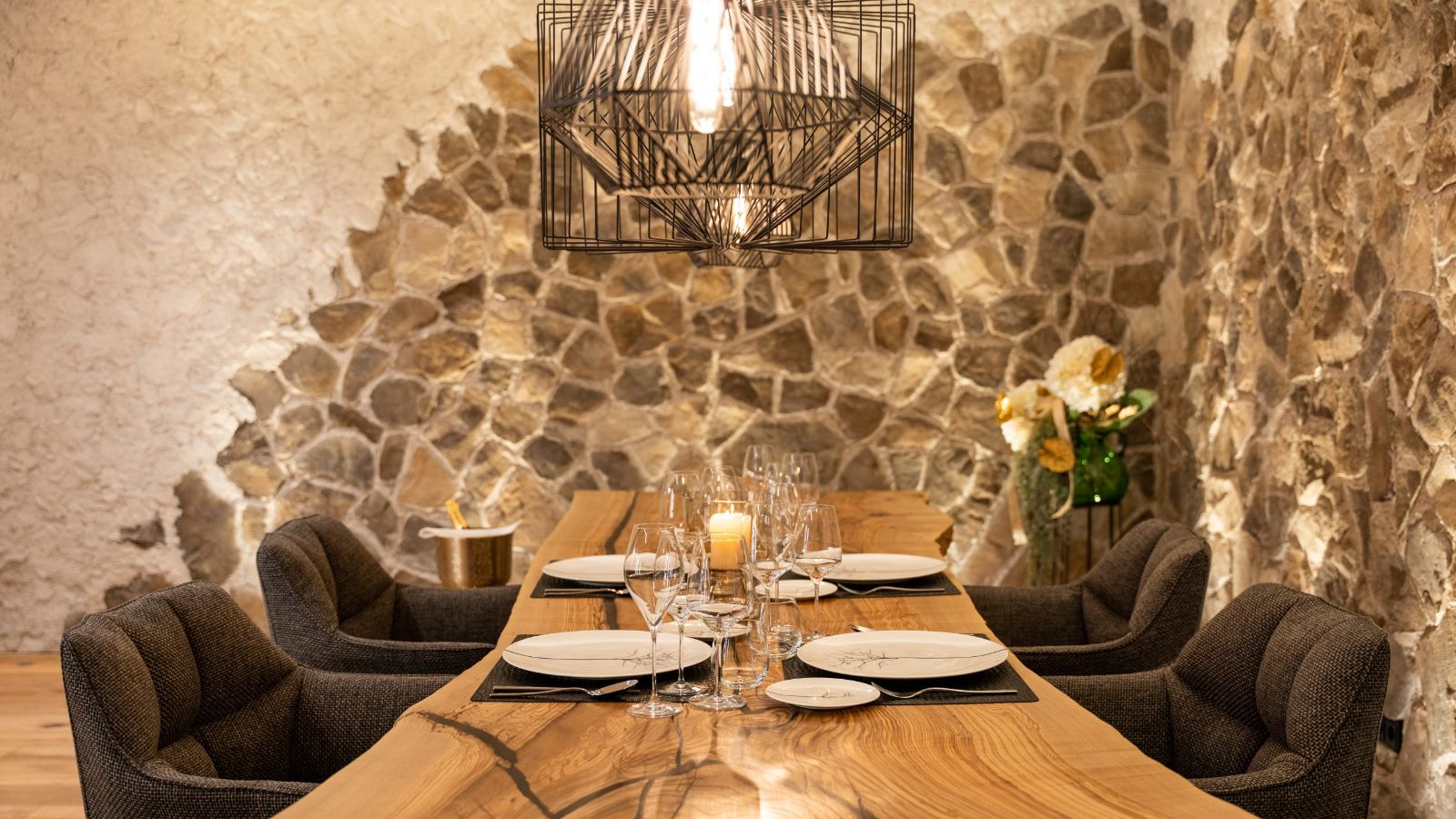 Luxury-Ski-Chalet-Selva-Villa-Carolina-Oxford-Ski-Dining.jpg