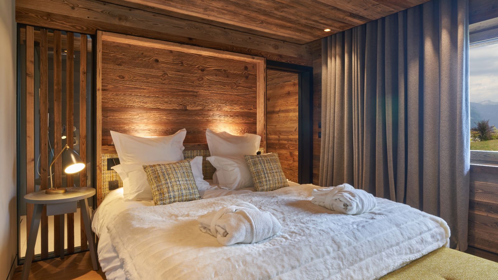 Luxury-ski-chalet-megeve-osc-otoctone-bed2.jpg