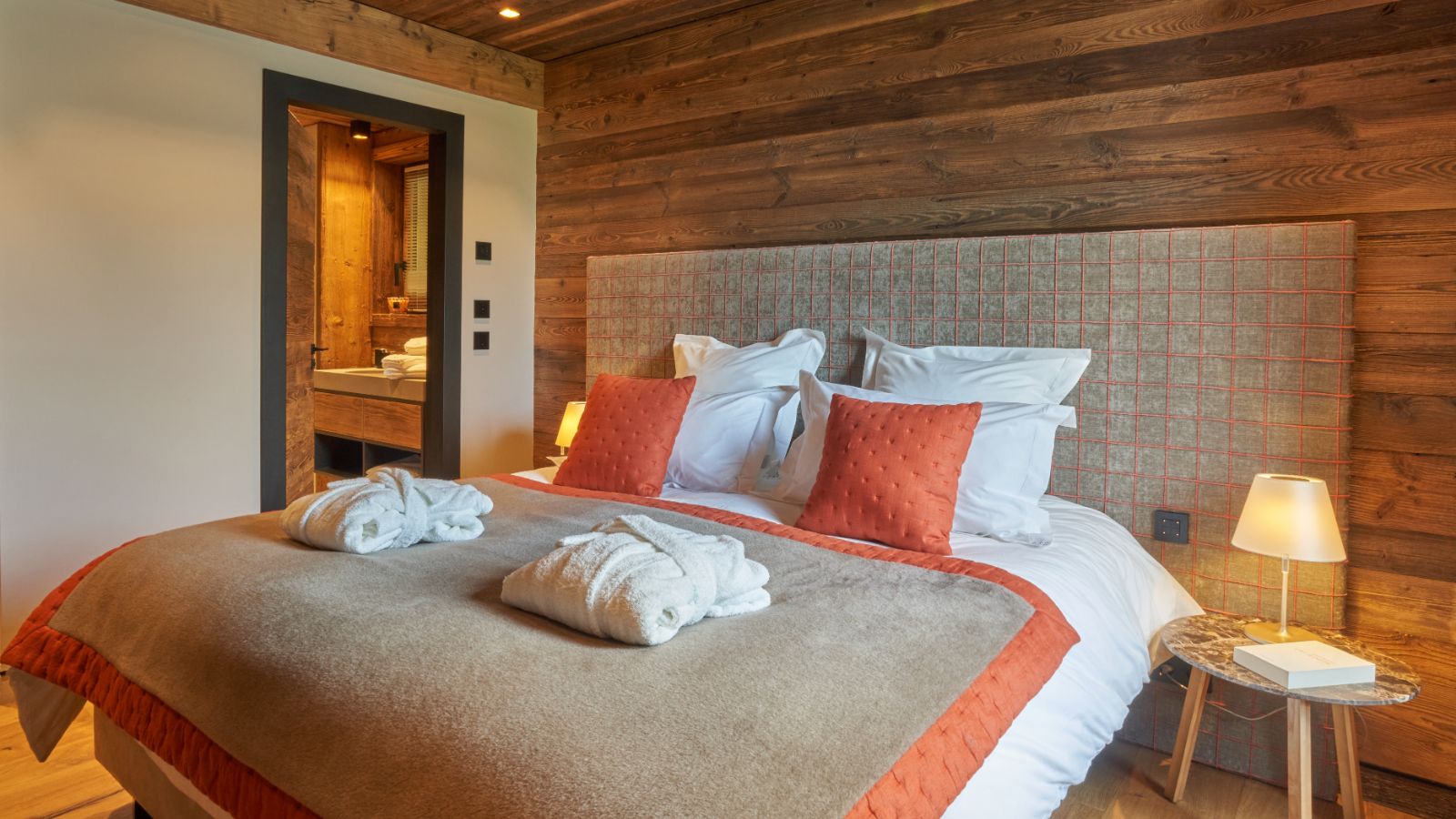 Luxury-ski-chalet-megeve-osc-otoctone-bed3.jpg